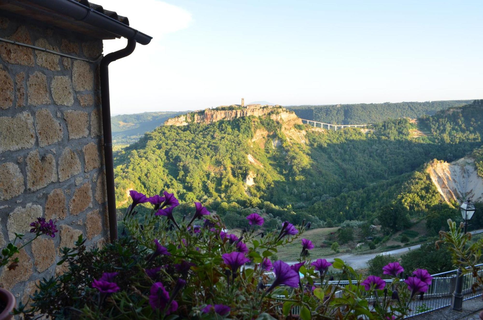 Le Calanque La Terrazza Su Civita Lubriano Luaran gambar